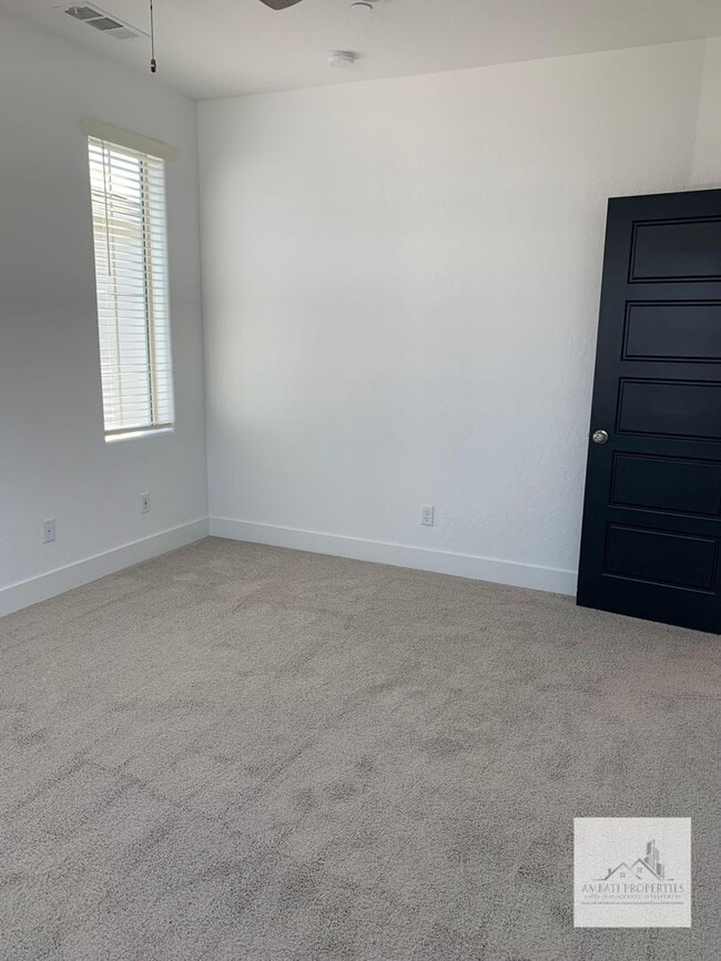 Building Photo - 490 W Mahogany Ln