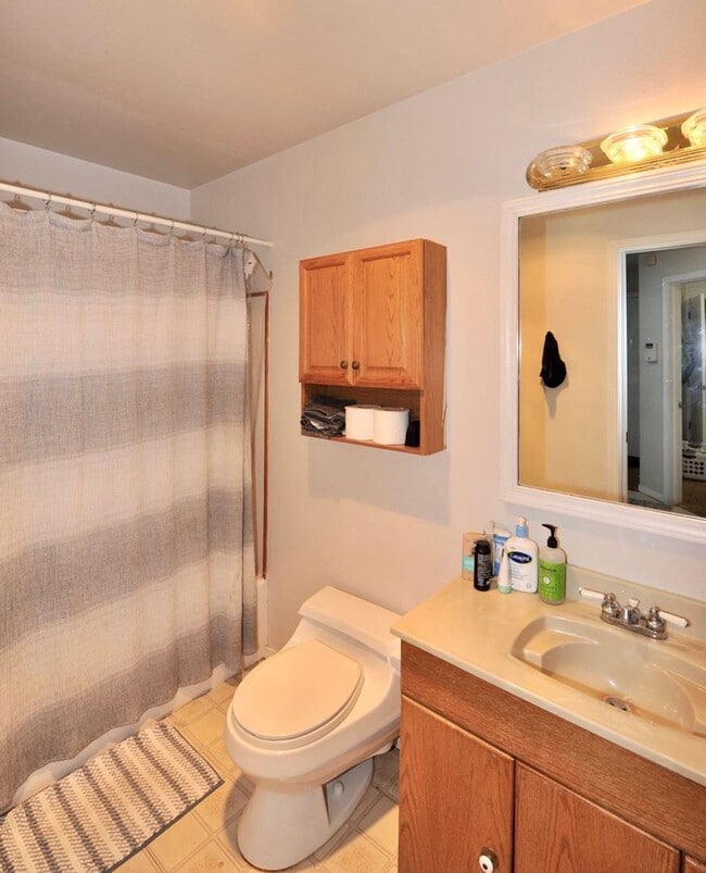 Building Photo - Fairway Golf Course 3 bed 3 bath with basement