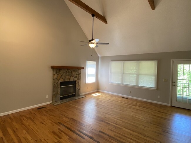 Building Photo - 3 bedroom 2 bath with attached garage