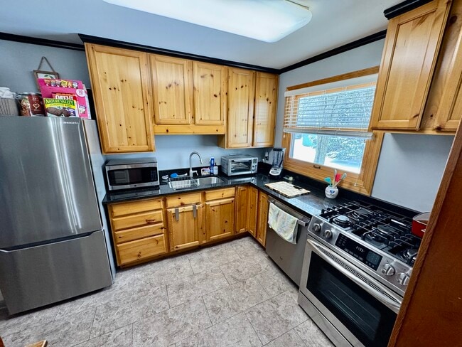 Building Photo - 325 Kishwaukee Dr