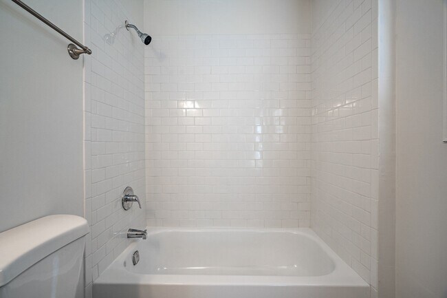 Building Photo - Stunningly renovated 4 bedroom 3 bathroom ...