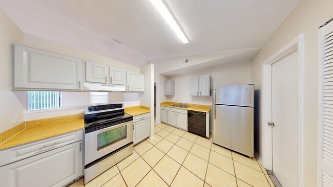 Building Photo - 3 BED/ 2 BATH HOME IN DELTONA!