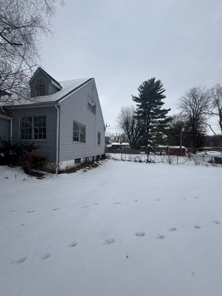 Building Photo - 980 De Couagne Dr