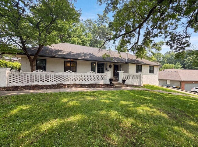 Building Photo - 4321 NW Briarcliff Ln