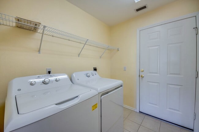 Building Photo - COMING SOON! 3 bedroom 2 bathroom single f...