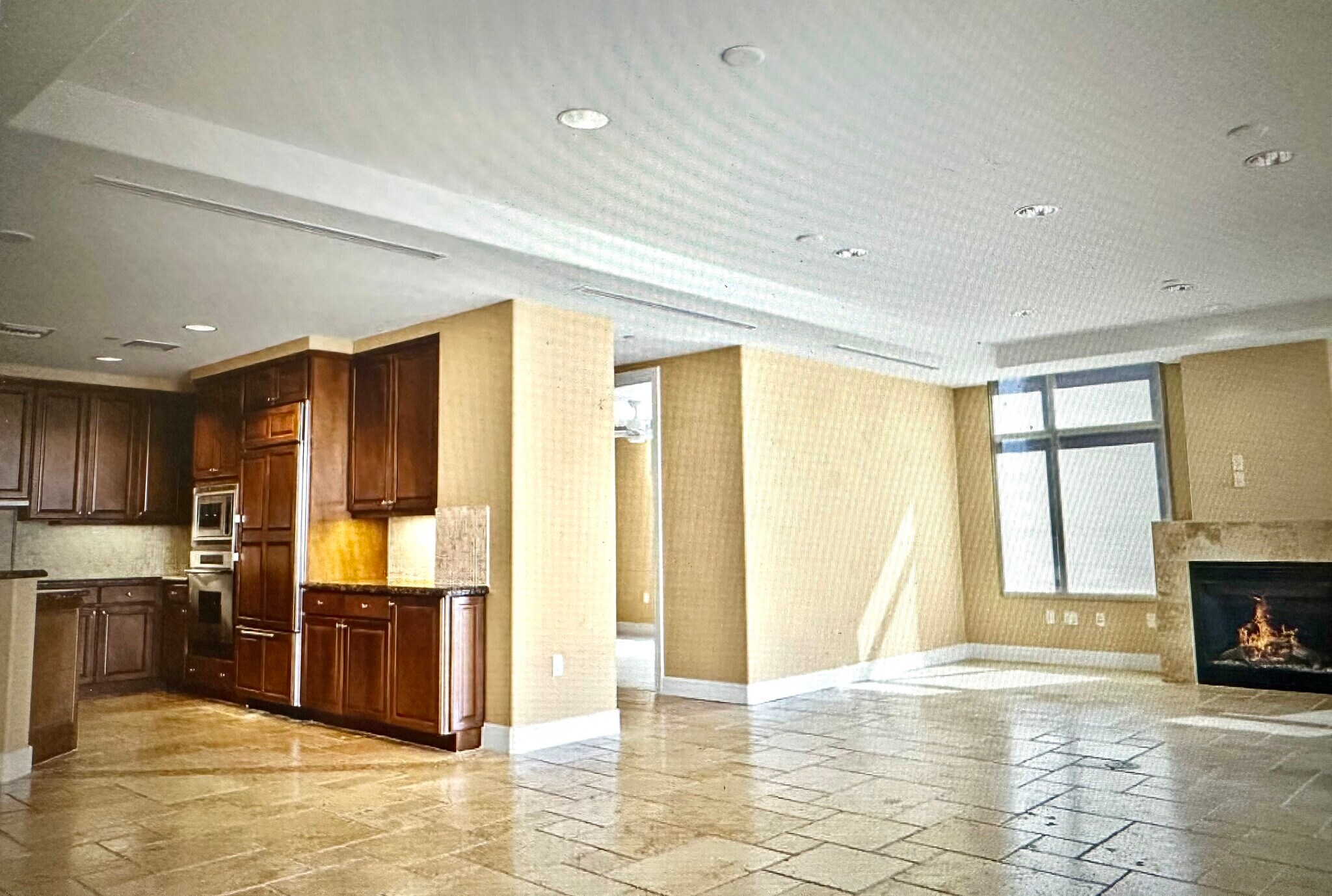 Building Photo - 2211 E Camelback Rd