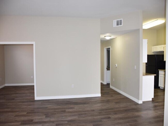Building Photo - Fully remodeled ground floor 2BR unit in gated Mission Ridge - with garage!