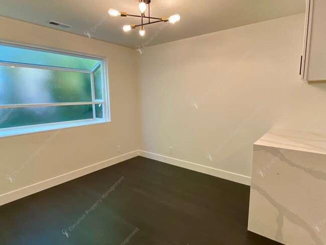 Building Photo - Recently Renovated Downtown Bend 1 BR - 1....