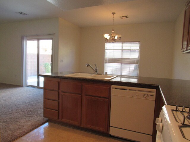 Building Photo - Great 2 Story Townhome in Gated Community!