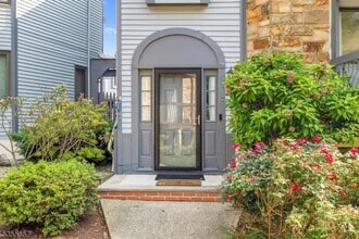 Building Photo - 8 Delbarton Ct