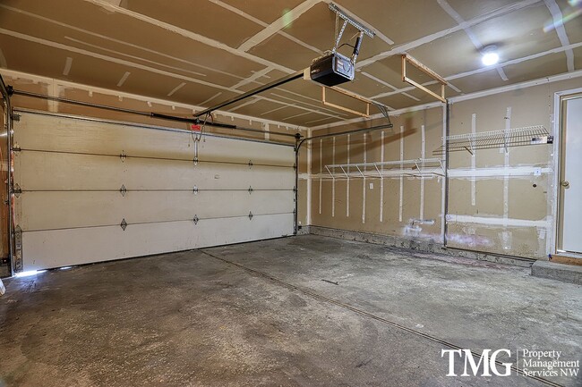 Building Photo - 3BD Ranch Style Home In Great Orchards Location!  Fully Fenced Yard!