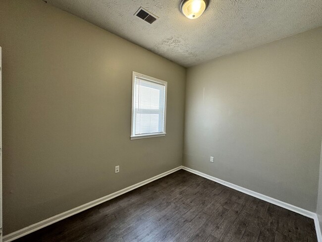 Building Photo - New Paint and Flooring!Remodeled 2 Bedroom Downtown!