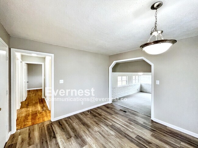 Building Photo - 4905 Eastwood Dr