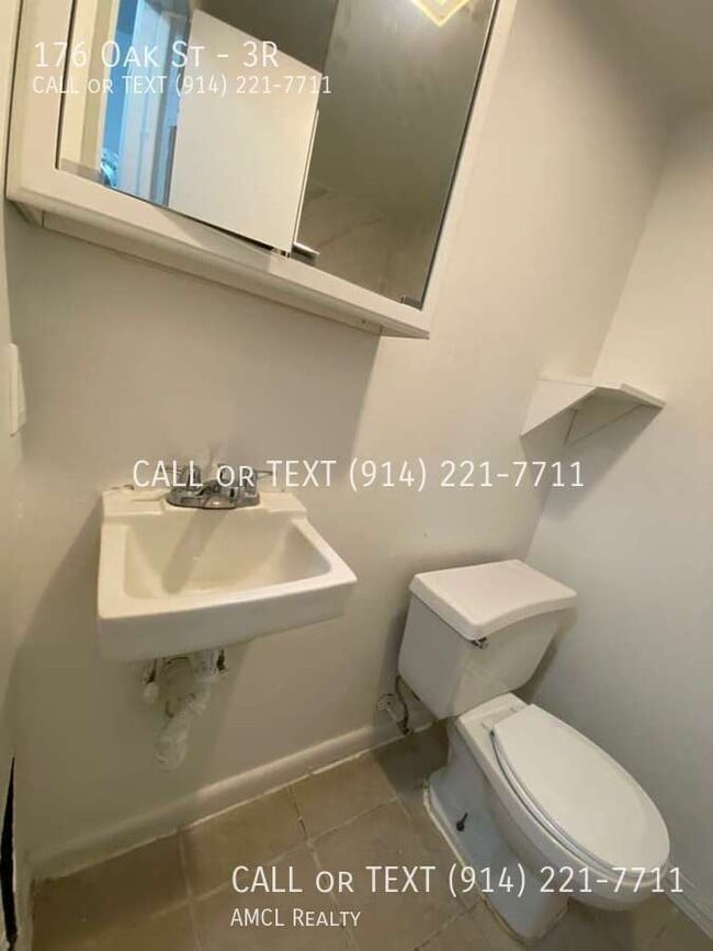 Building Photo - 176 Oak St