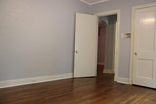 Building Photo - 5935 La Vista Dr