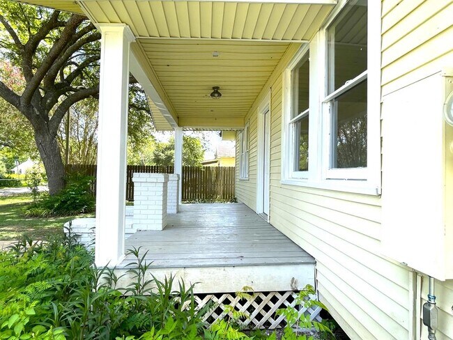 Building Photo - 107 Sinclair St