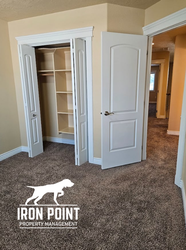 Building Photo - 3/2.5 in Boise-2 Car Garage, Fireplace, Vaulted Ceilings, Landscaping Included.