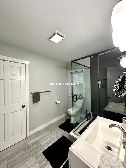 Building Photo - 94 E Cottage St