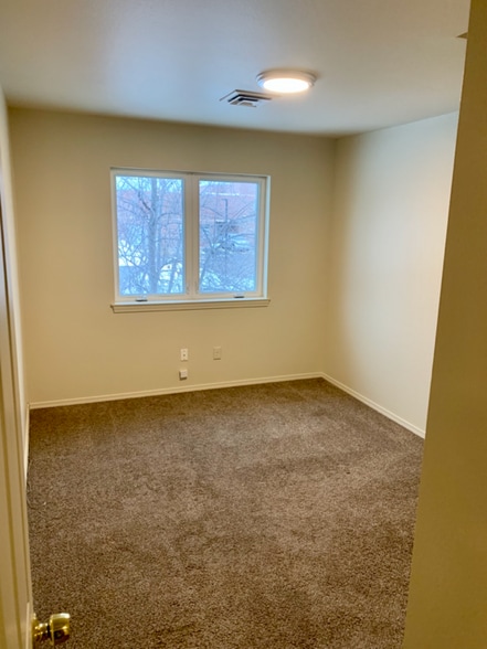 Building Photo - 104 S Yellowstone Ave