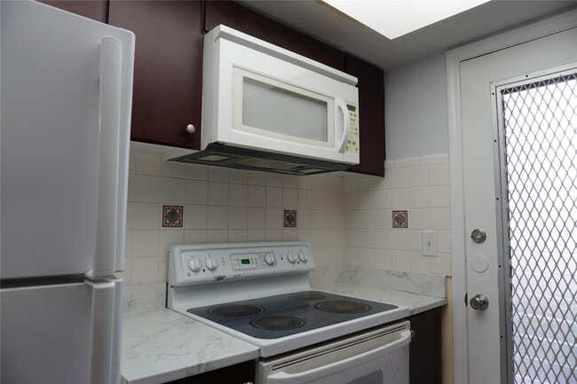 Building Photo - 1050 E Sample Rd