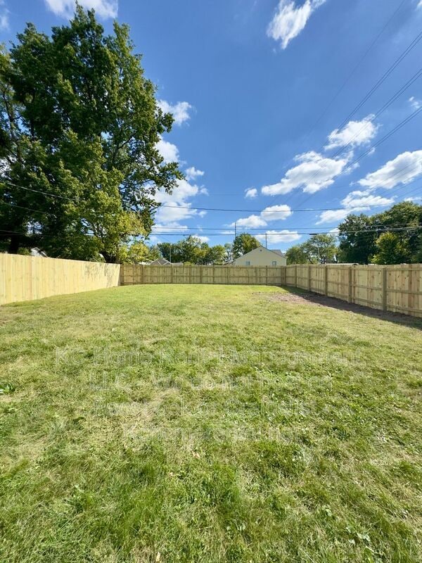 Building Photo - 8643 Melrose St