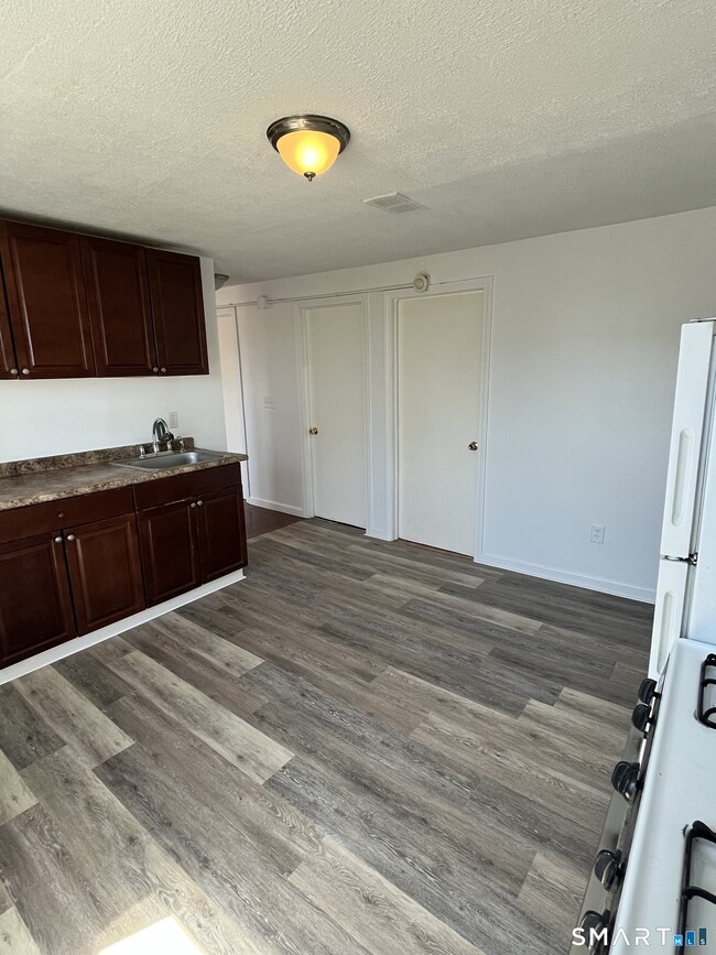 Building Photo - 192 Wakelee Ave