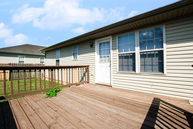 Building Photo - Pet Friendly Three Bedroom!