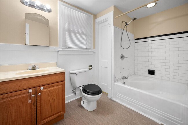 Building Photo - Spacious 4BR/2BA Home with Hardwood Floors Throughout!