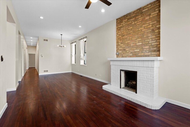 Building Photo - 4 bedroom in Chicago IL 60642