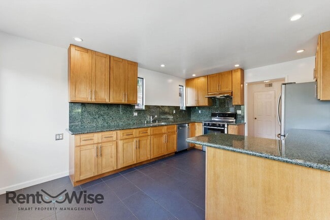 Building Photo - 6845 Thornhill Dr
