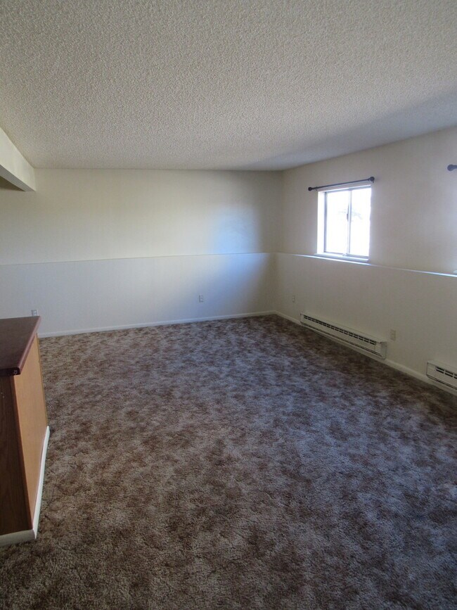 Building Photo - Spacious 2 bedroom 1 bath apt.