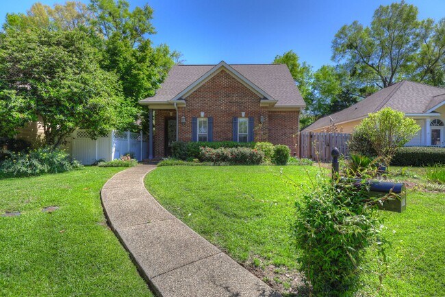 Building Photo - FULLY FURNISHED-  AVAILABLE NOW! 3 Bedroom / 3 Bath Fully- Furnished Brick home