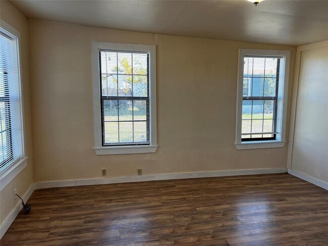 Building Photo - 102 E Carrie Manor St