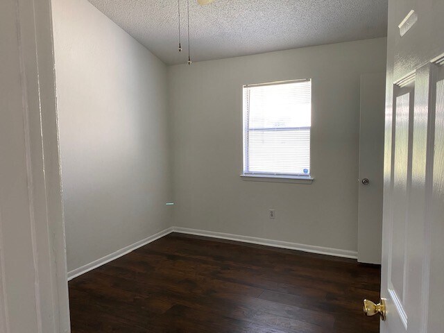 Building Photo - 1005 Dryden Ave