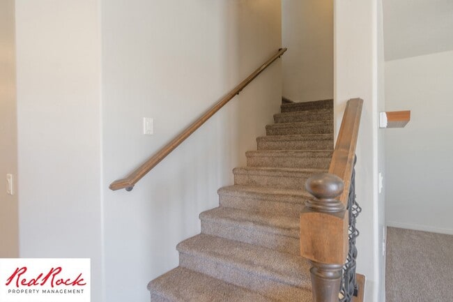 Building Photo - Lovely townhome with Community Pool!