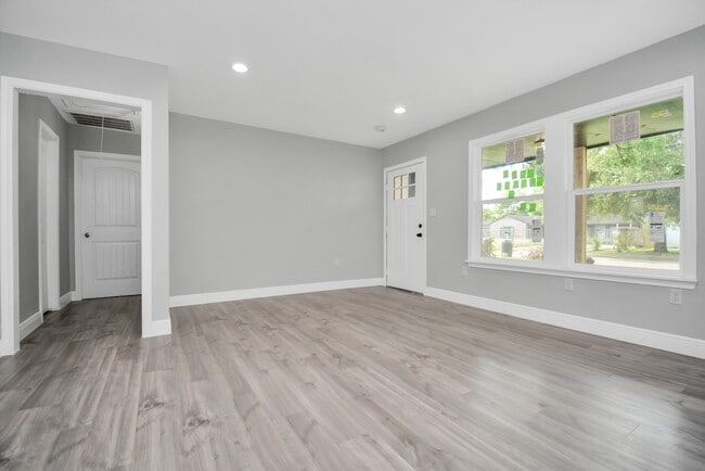 Building Photo - 2707 Mc Nay Dr
