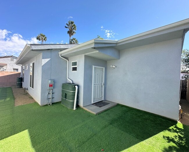 Building Photo - Spacious 3bd/2ba detached REAR home/unit i...