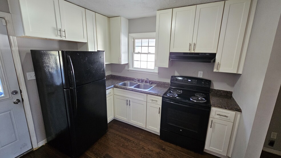 Kitchen - 907 Beecher St