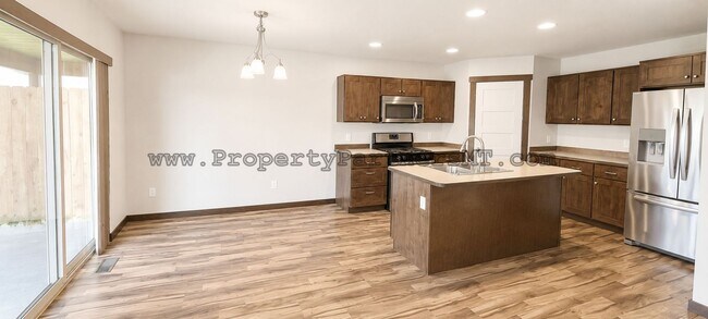 Building Photo - *** Modern *** 3 Bed 2.5 Bath Townhouse