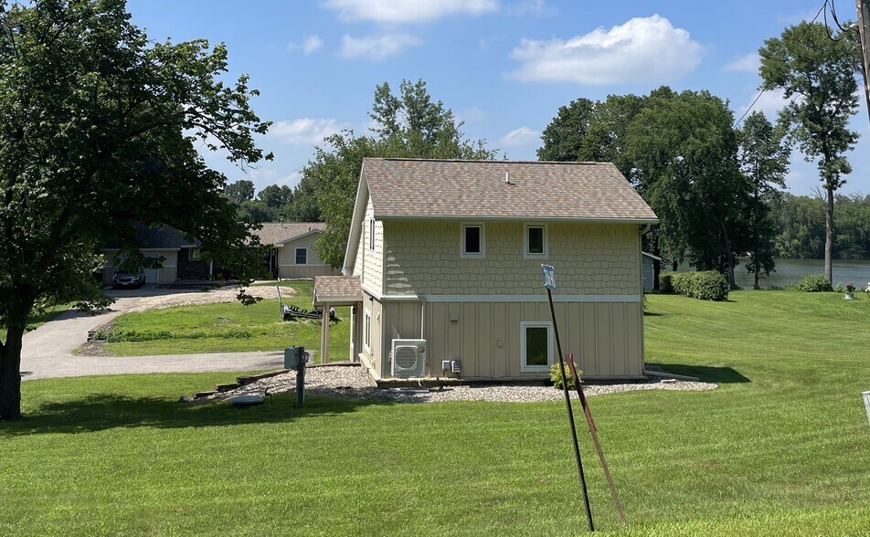Building Photo - 28690 W Lake Dr
