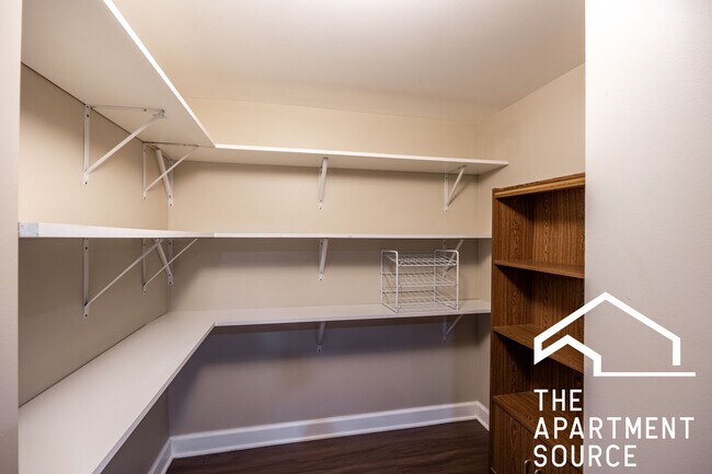 Building Photo - 2118 N Avers Ave