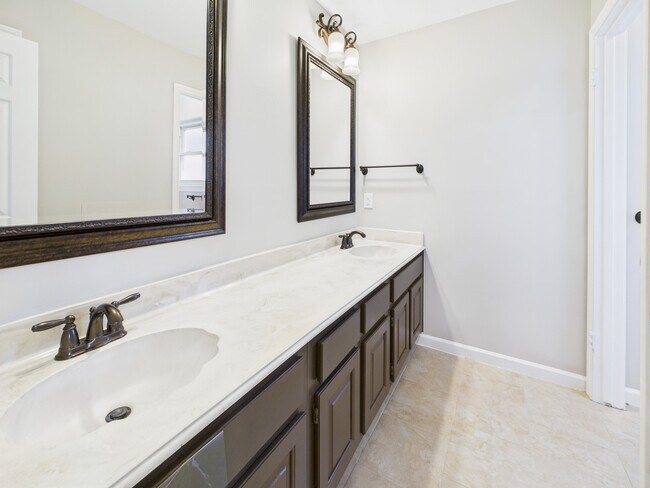 Building Photo - 3018 Highland Laurels Dr