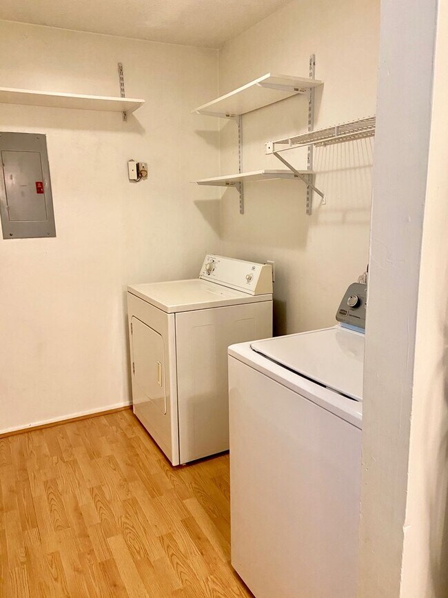 Building Photo - 2BD/1BA Condo in the Heart of Virginia Beach! Water Included!