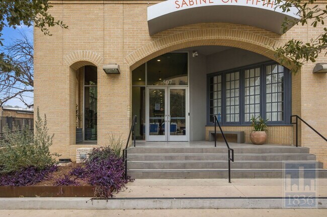 Building Photo - 507 Sabine St