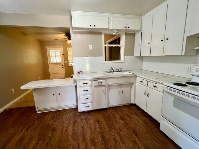Building Photo - 533 E Fairchild Dr