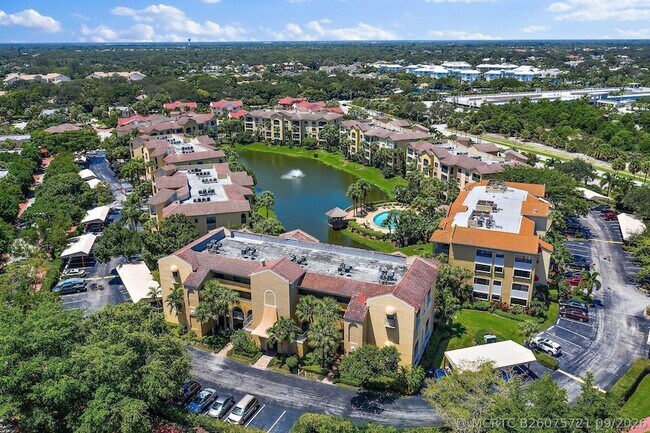 Building Photo - 700 Uno Lago Dr