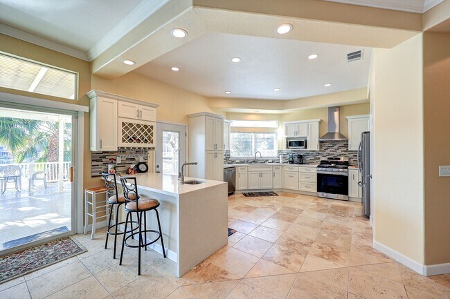 Building Photo - OPEN FLOOR PLAN WITH SIDEYARD PARKING AND ...