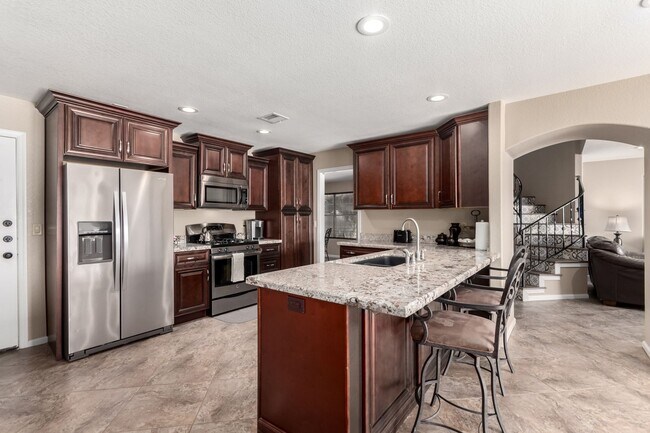 Building Photo - 4 bedroom Lakefront Property