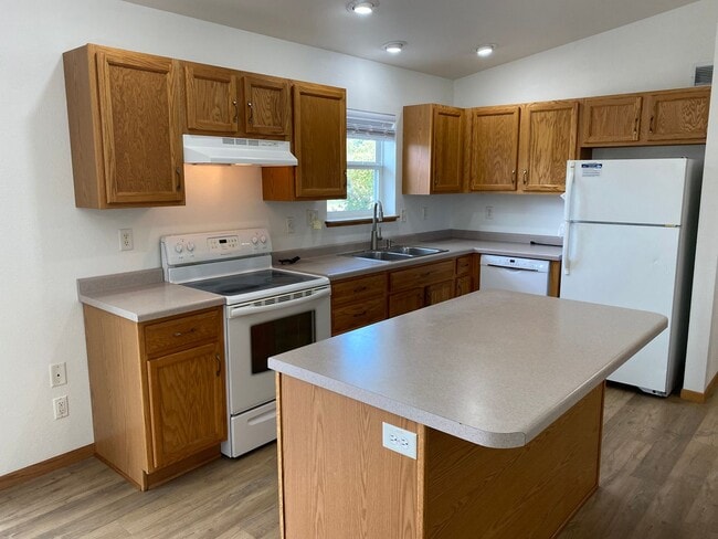 Building Photo - Beautiful 3 Bedroom Single Family Home in ...