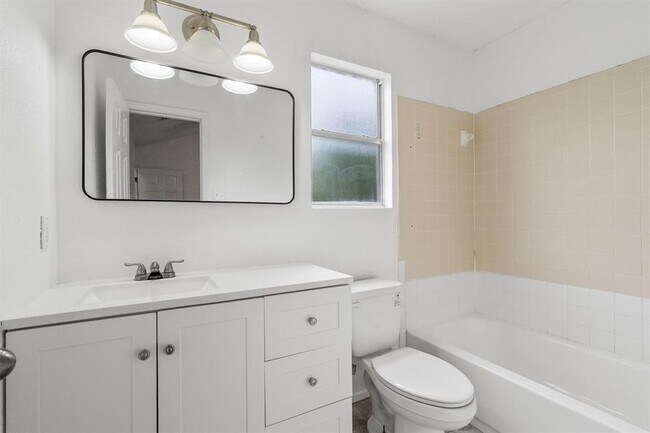 Building Photo - 701 Riverwood Dr